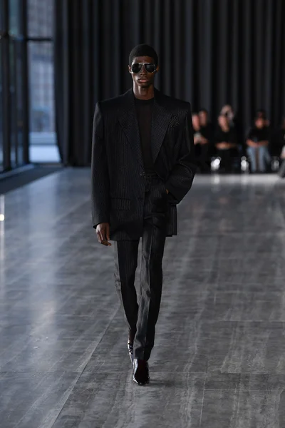 Look 10